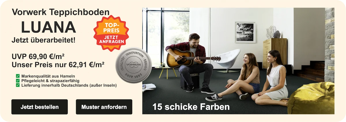 „Werbebild für Vorwerk Teppichboden LUANA mit modernem Wohnzimmer, Gitarrist und zwei Zuhörerinnen auf dem Teppich; Textfeld mit Preisaktion, Qualitätsmerkmalen und Bestellhinweis – stilvolle Szene mit Designermöbeln und Tageslicht.“